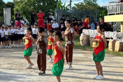 ?? VUI TẾT TRUNG THU tại buôn kết nghĩa EaSar của trường TH Lê Thị Hồng Gấm.