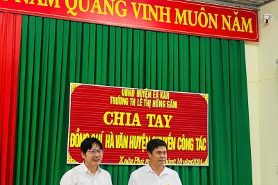 Chia tay thầy hiệu trưởng chuyển công tác.